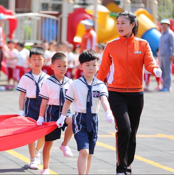 老师带领升国旗.jpg